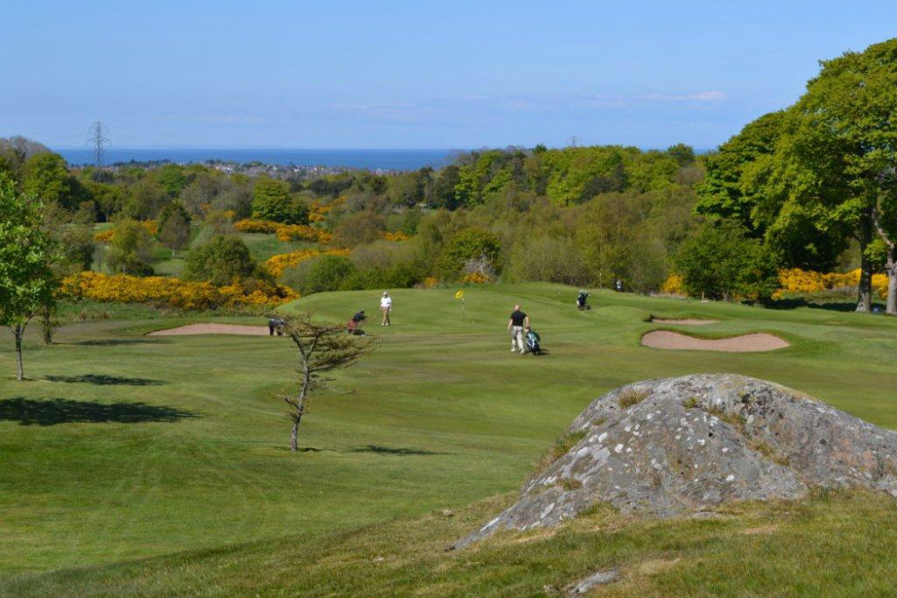 Golfeurs sur un trou en descente du parcours Dufferin au club de Clandeboye en Irlande du Nord