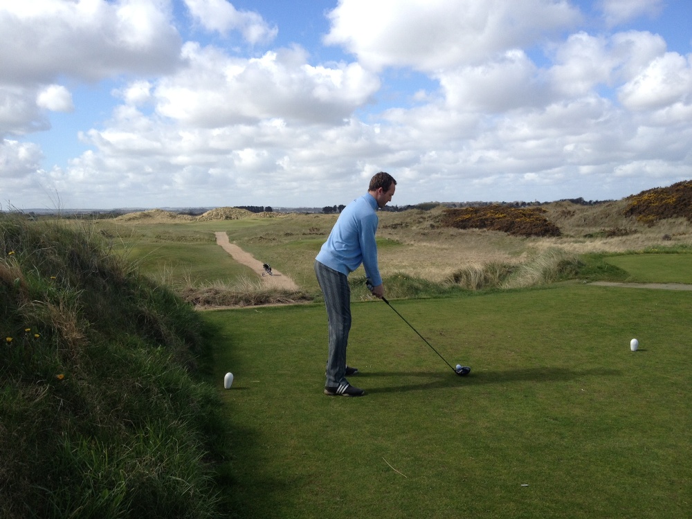 Golfeur au départ sur le parcours de County Louth