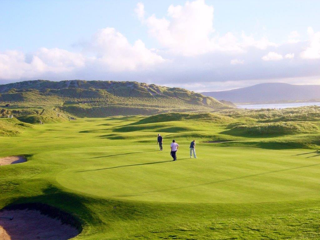 Golfeurs sur le golf de Strandhill en Irlande